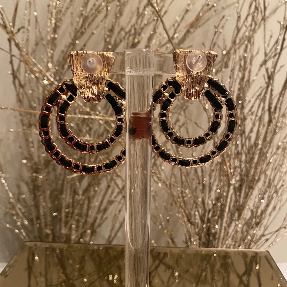 Black/Gold Chainlink Hoops✨✨ - Picture 2 of 4